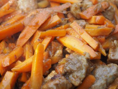 Kazanda sebzeli et kızartıyorum. Et ve baharatlı pilavın hazırlanması. Kızart.