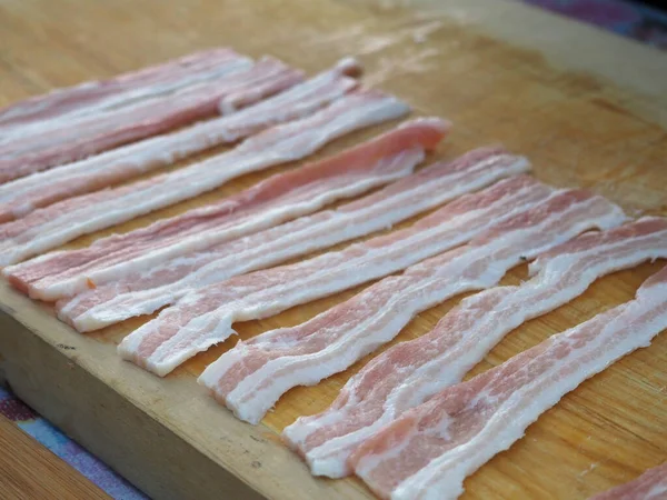 Pancetta Cruda Affettata Una Tavola Legno Fette Appetitose Pancetta — Foto Stock