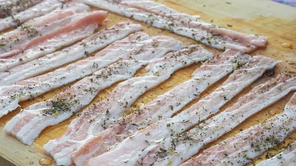 Gesneden Rauwe Spek Een Bord Specerijen Met Peperolie Kruiden Heerlijk — Stockfoto