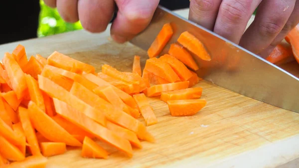 Cortar Zanahorias Una Tabla Madera Cortar Verduras Preparación Alimentos Vegetarianismo — Foto de Stock