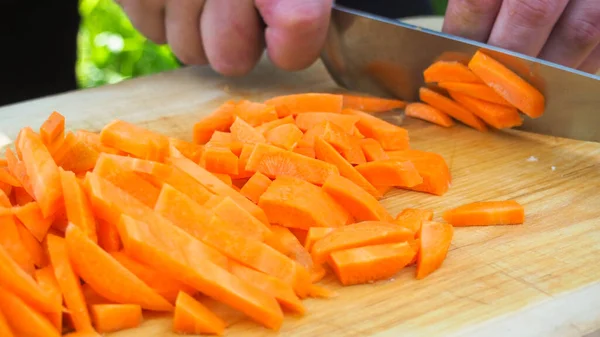 Affettare Carote Una Tavola Legno Tagliare Verdure Preparazione Del Cibo — Foto Stock