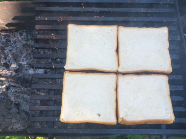 Kömürde sandviçler için kızarmış çörek. Doğada yemek pişirmek. piknik.