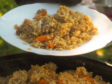 Lezzetli pilav. Kazandan alıp bir tabağa koy. Pirinç ve sebzeli et