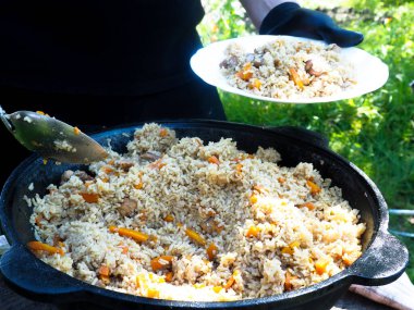 Lezzetli pilav. Kazandan alıp bir tabağa koy. Pirinç ve sebzeli et