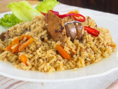 Pilavlı tabak, acı biber ve şifalı otlar. Ulusal mutfak. Doğu yemekleri..