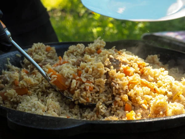 Lezzetli pilav. Kazandan alıp bir tabağa koy. Pirinç ve sebzeli et