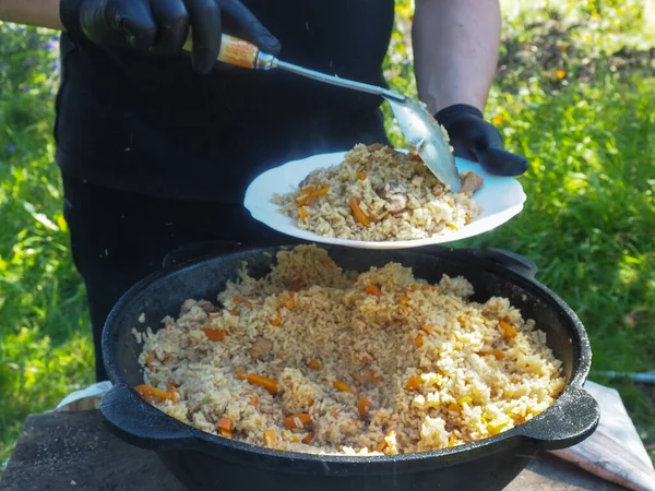 Delicioso Pilaf Ponha Caldeirão Uma Chapa Carne Com Arroz Legumes — Fotografia de Stock