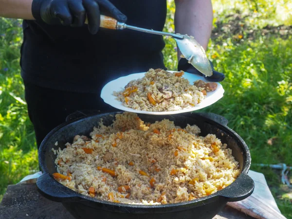 Delicioso Pilaf Ponha Caldeirão Uma Chapa Carne Com Arroz Legumes — Fotografia de Stock