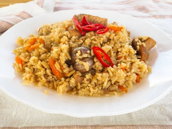 Pilavlı tabak, acı biber ve şifalı otlar. Ulusal mutfak. Doğu yemekleri..