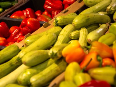 Sebzeler tezgahta. Taze kabak, biber.