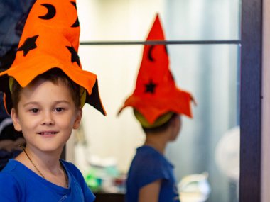 Büyücü şapkalı çocuk. Cadılar Bayramı için kostümler