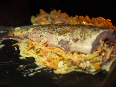 Baharatlı sazan balığı. Balığı pişirmek.