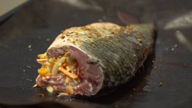 Baharatlı sazan balığı. Balığı pişirmek.