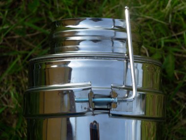 Yerdeki fırınlar için boru hatlarının montajı. Yeşil çimlerin üzerinde pipo sandviç.