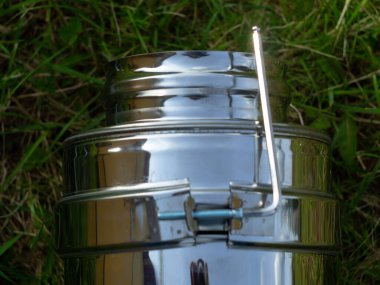 Yerdeki fırınlar için boru hatlarının montajı. Yeşil çimlerin üzerinde pipo sandviç.