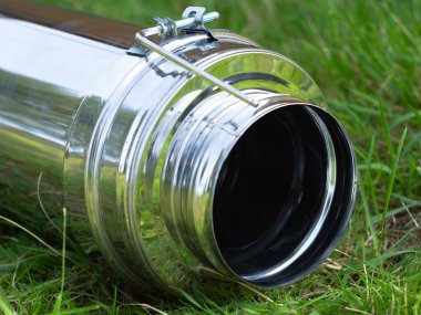 Yerdeki fırınlar için boru hatlarının montajı. Yeşil çimlerin üzerinde pipo sandviç.