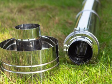 Saptırıcıyı ısıtma borusuna yerleştiriyorum. Sandviç piposu. İnşaat. Eller çerçevede.