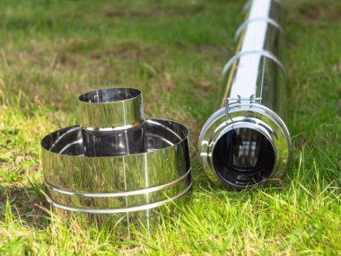 Saptırıcıyı ısıtma borusuna yerleştiriyorum. Sandviç piposu. İnşaat. Eller çerçevede.