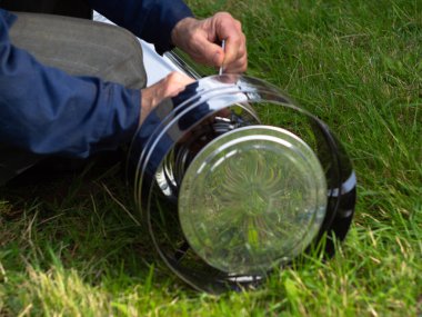 Saptırıcıyı ısıtma borusuna yerleştiriyorum. Sandviç piposu. İnşaat. Eller çerçevede.