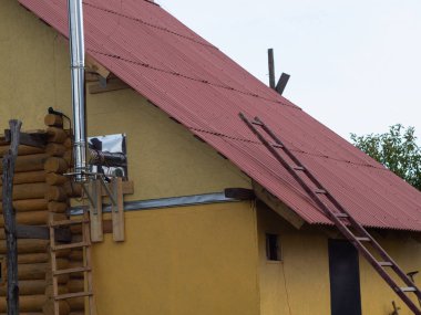 Eğri büğrü kurulmuş sandviç boruları. Bir inşaat sahasında evlilik. yüksek kalite iş değil.