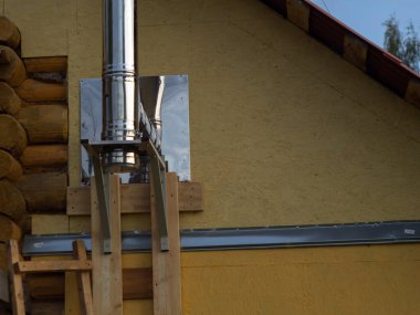 Eğri büğrü kurulmuş sandviç boruları. Bir inşaat sahasında evlilik. yüksek kalite iş değil.