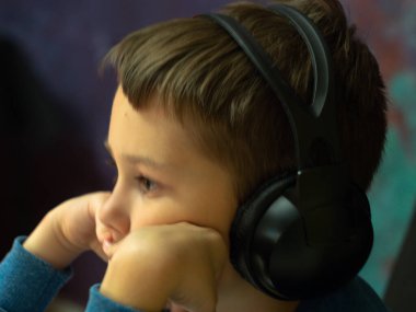 Bilgisayarın başındaki kulaklıklı çocuk. Online çalışma. Dersleri dinliyor. eğitim.