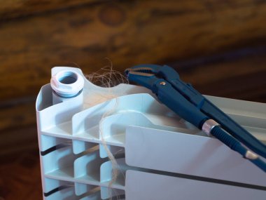 Fındıkları radyatördeki ayarlanabilir anahtarla çevir. Eve radyatör yerleştiriliyor.