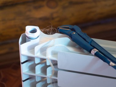 Fındıkları radyatördeki ayarlanabilir anahtarla çevir. Eve radyatör yerleştiriliyor.