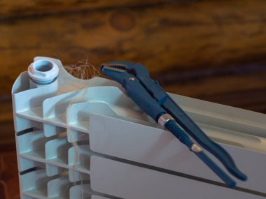 Fındıkları radyatördeki ayarlanabilir anahtarla çevir. Eve radyatör yerleştiriliyor.