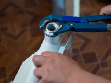 Fındıkları radyatördeki ayarlanabilir anahtarla çevir. Eve radyatör yerleştiriyorum. Erkek eli..