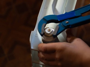 Fındıkları radyatördeki ayarlanabilir anahtarla çevir. Eve radyatör yerleştiriyorum. Erkek eli..