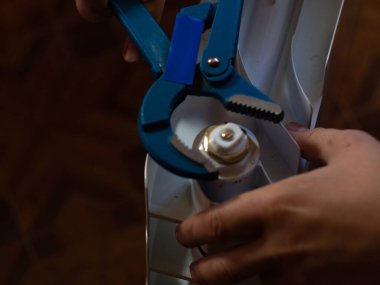 Fındıkları radyatördeki ayarlanabilir anahtarla çevir. Eve radyatör yerleştiriyorum. Erkek eli..