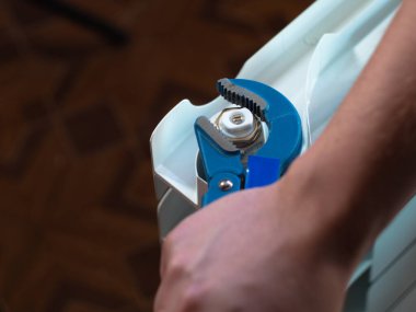 Fındıkları radyatördeki ayarlanabilir anahtarla çevir. Eve radyatör yerleştiriyorum. Erkek eli..