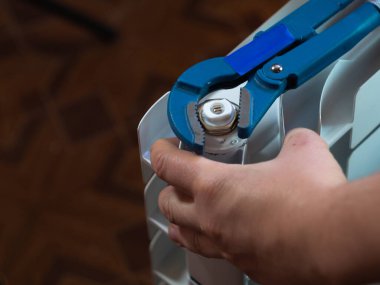 Fındıkları radyatördeki ayarlanabilir anahtarla çevir. Eve radyatör yerleştiriyorum. Erkek eli..