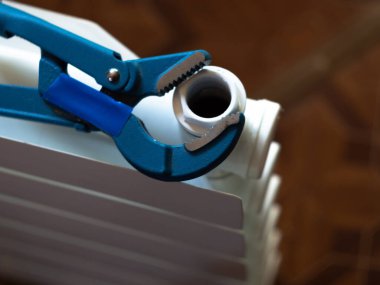 Fındıkları radyatördeki ayarlanabilir anahtarla çevir. Eve radyatör yerleştiriliyor.