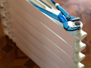 Fındıkları radyatördeki ayarlanabilir anahtarla çevir. Eve radyatör yerleştiriliyor.