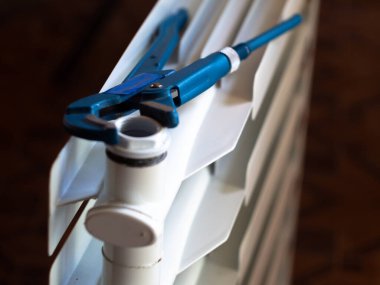 Fındıkları radyatördeki ayarlanabilir anahtarla çevir. Eve radyatör yerleştiriliyor.