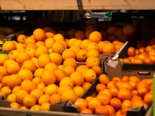 Portakallar tezgahta. taze meyve.