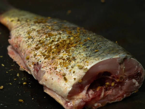 Baharatlı sazan balığı. Balığı pişirmek.