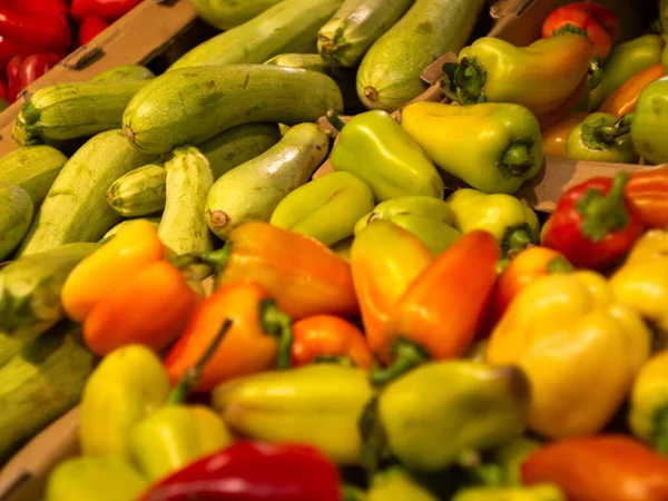 Sebzeler tezgahta. Taze kabak, biber.