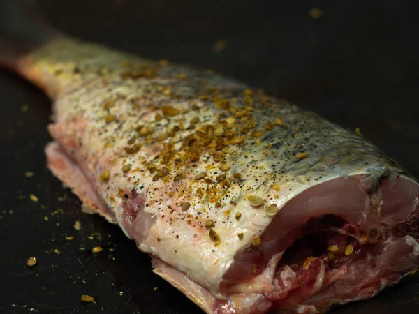 Baharatlı sazan balığı. Balığı pişirmek.