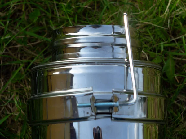 Yerdeki fırınlar için boru hatlarının montajı. Yeşil çimlerin üzerinde pipo sandviç.