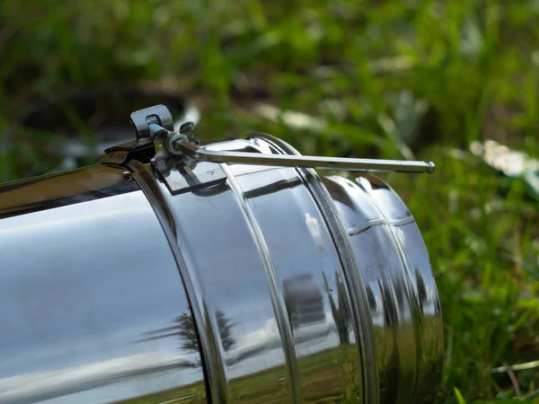 Yerdeki fırınlar için boru hatlarının montajı. Yeşil çimlerin üzerinde pipo sandviç.