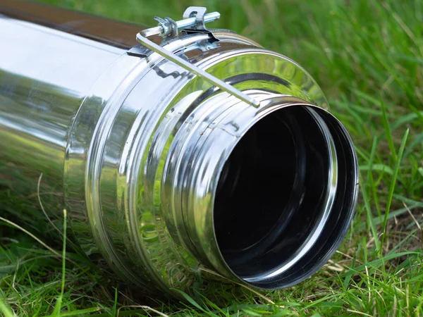 Yerdeki fırınlar için boru hatlarının montajı. Yeşil çimlerin üzerinde pipo sandviç.