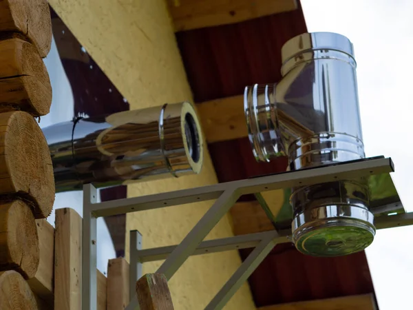 Evdeki fırından sandviç tüpleri monte ediyorum. katı yakıt ısıtma