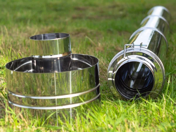 Saptırıcıyı ısıtma borusuna yerleştiriyorum. Sandviç piposu. İnşaat. Eller çerçevede.