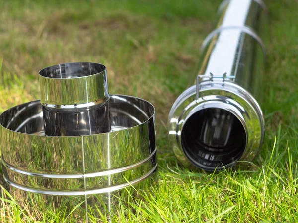 Saptırıcıyı ısıtma borusuna yerleştiriyorum. Sandviç piposu. İnşaat. Eller çerçevede.