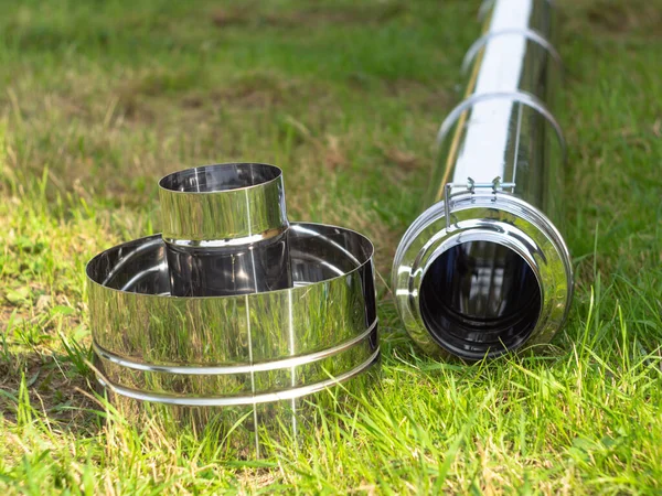 Saptırıcıyı ısıtma borusuna yerleştiriyorum. Sandviç piposu. İnşaat. Eller çerçevede.