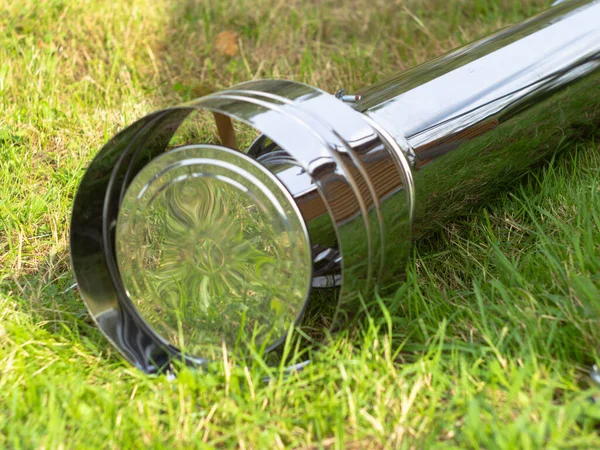 Saptırıcıyı ısıtma borusuna yerleştiriyorum. Sandviç piposu. İnşaat. Eller çerçevede.