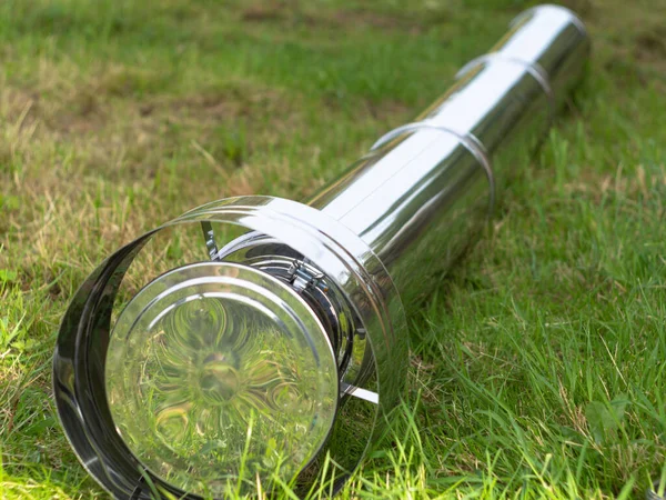 Saptırıcıyı ısıtma borusuna yerleştiriyorum. Sandviç piposu. İnşaat. Eller çerçevede.